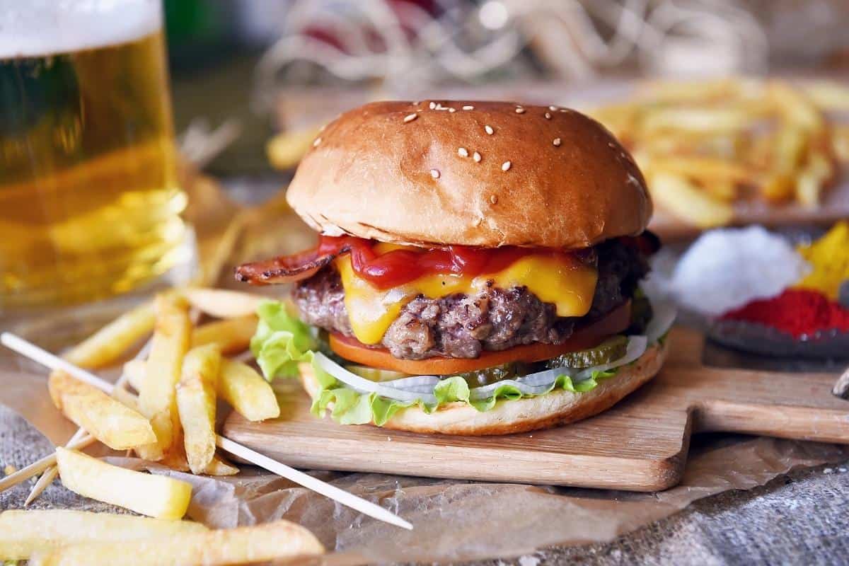 10 meals and drinks to steer clear of when consuming out on a weight reduction program